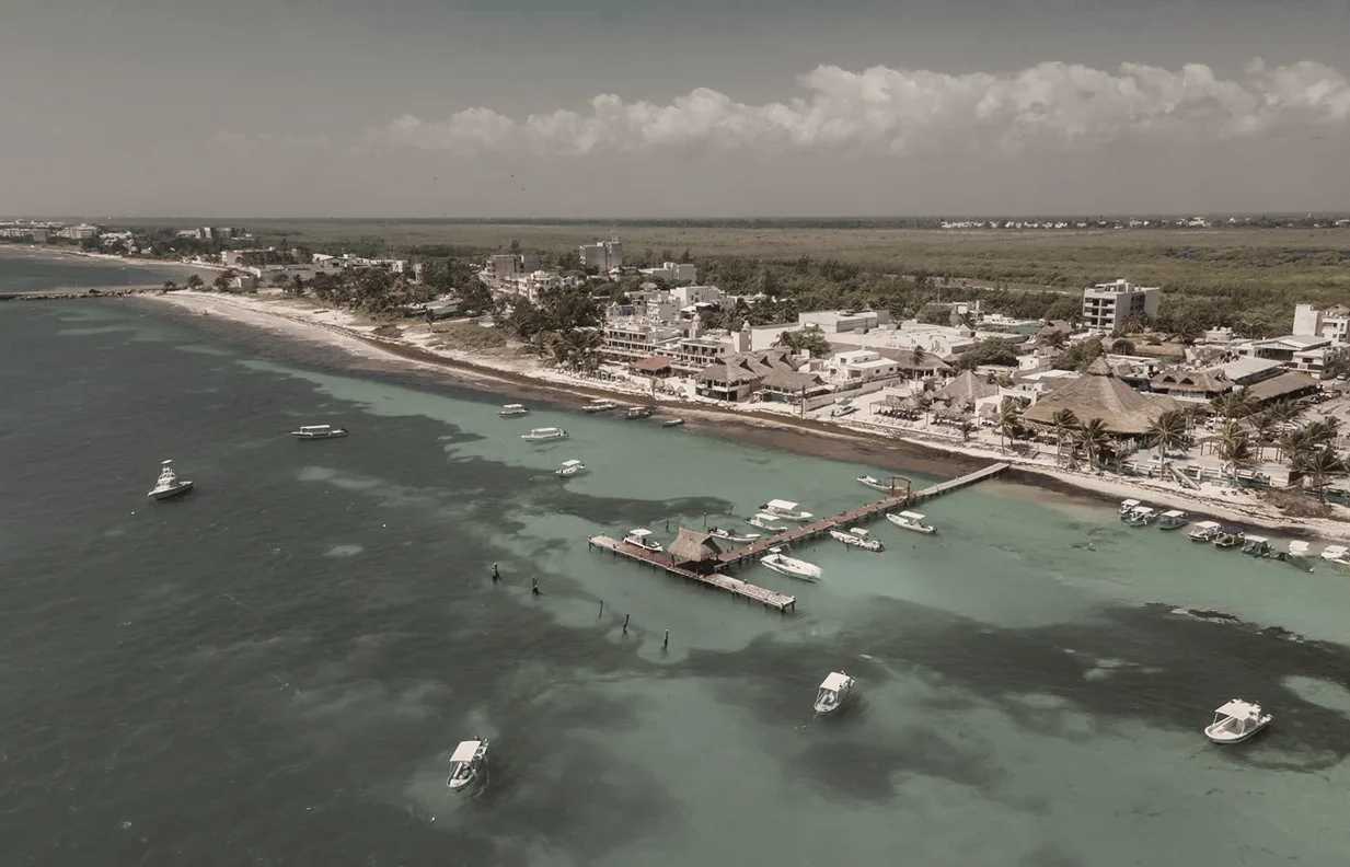 El litoral de Puerto Morelos visto desde el mar