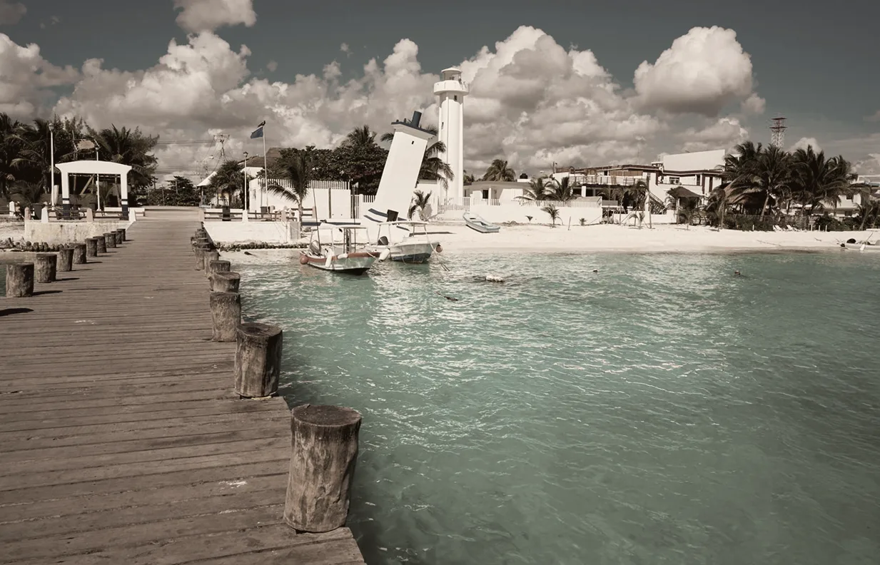 El muelle de madera y el faro inclinado de Puerto Morelos